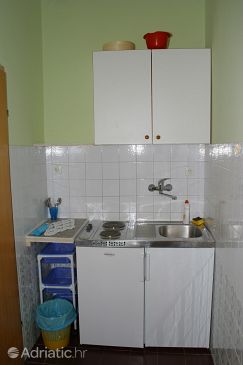 Kitchen Podgora, Kitchen u smještaju tipa studio-apartment, dopusteni kucni ljubimci i WIFI.