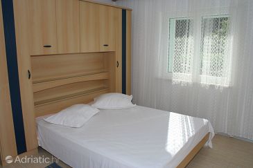 Bedroom Brela, Bedroom u smještaju tipa room.