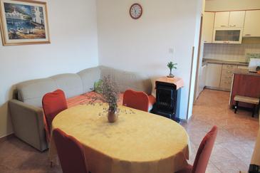 Dining room Mirca, Dining room u smještaju tipa apartment, dostupna klima i WIFI.