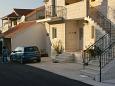 Parking lot - Apartments 2910 Parking lot Postira (Brač) - Accommodation 2910 - Apartments with pebble beach.