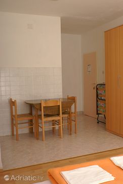 Dining room Podaca, Dining room u smještaju tipa studio-apartment, dopusteni kucni ljubimci i WIFI.