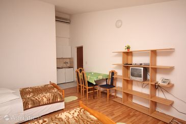 Dining room Stanići, Dining room u smještaju tipa studio-apartment, dostupna klima i WIFI.