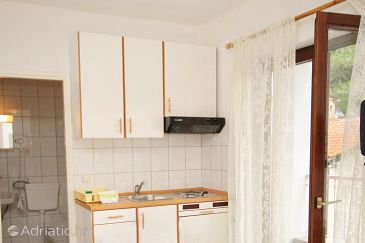 Kitchen Petrčane, Kitchen u smještaju tipa studio-apartment, dopusteni kucni ljubimci i WIFI.
