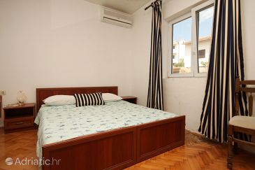 Bedroom Metajna, Bedroom u smještaju tipa room, dostupna klima, dopusteni kucni ljubimci i WIFI.