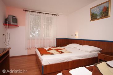 Bedroom Drašnice, Bedroom u smještaju tipa room, dostupna klima, dopusteni kucni ljubimci i WIFI.