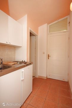 Kitchen Drašnice, Kitchen u smještaju tipa studio-apartment, WIFI.