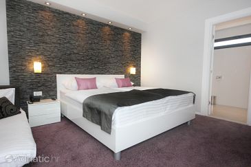 Bedroom Zečevo Rtić, Bedroom u smještaju tipa room, WIFI.