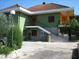 Parking lot - Apartments 4012 Parking lot Vrboska (Hvar) - Accommodation 4012 - Apartments with pebble beach.