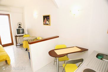 Dining room Lokva Rogoznica, Dining room u smještaju tipa studio-apartment, dostupna klima.