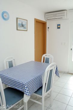 Dining room Kučište - Perna, Dining room u smještaju tipa apartment, dostupna klima, dopusteni kucni ljubimci i WIFI.