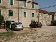 Parking lot - Rooms 4600 Parking lot Vrboska (Hvar) - Accommodation 4600 - Rooms near sea with pebble beach.