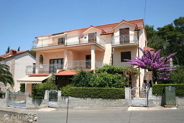 Property - Apartments 4634 Property Vrboska (Hvar) - Accommodation 4634 - Apartments with rocky beach.