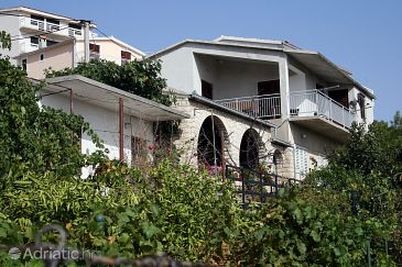 Property - Apartments 4653 Property Stanići (Omiš) - Accommodation 4653 - Apartments near sea with pebble beach.