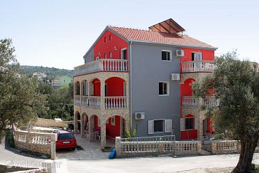 Property - Apartments 4886 Property Vinišće (Trogir) - Accommodation 4886 - Apartments with pebble beach.