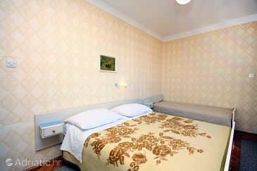 Bedroom Banjol, Bedroom u smještaju tipa room, dostupna klima, dopusteni kucni ljubimci i WIFI.