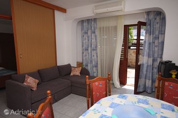 Living room Tisno, Living room u smještaju tipa studio-apartment, dostupna klima, dopusteni kucni ljubimci i WIFI.