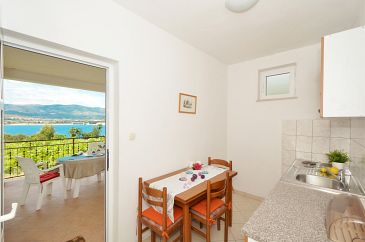 Dining room Arbanija, Dining room u smještaju tipa apartment, WIFI.