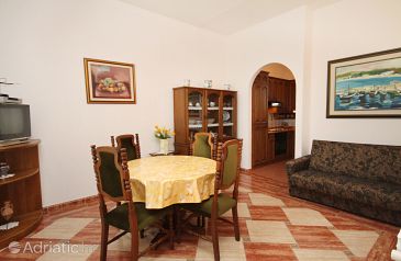 Dining room Malinska, Dining room u smještaju tipa apartment, dostupna klima i WIFI.