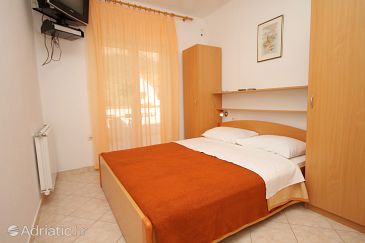 Bedroom Baška, Bedroom u smještaju tipa room, dopusteni kucni ljubimci i WIFI.