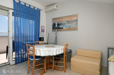Dining room Dramalj, Dining room u smještaju tipa studio-apartment, dostupna klima i WIFI.