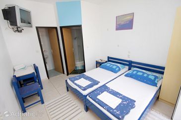 Bedroom Novi Vinodolski, Bedroom u smještaju tipa room, dostupna klima i WIFI.