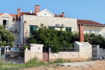 Property - Apartments and Rooms 5658 Property Supetar (Brač) - Accommodation 5658 - Apartments and Rooms with pebble beach.