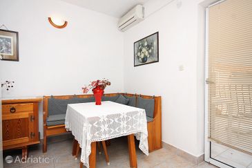 Dining room Sukošan, Dining room u smještaju tipa apartment, dostupna klima i WIFI.