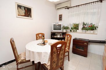 Dining room Sumpetar, Dining room u smještaju tipa apartment, dostupna klima i WIFI.