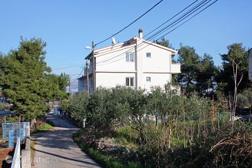 Property - Apartments 5999 Property Slatine (Čiovo) - Accommodation 5999 - Apartments with pebble beach.