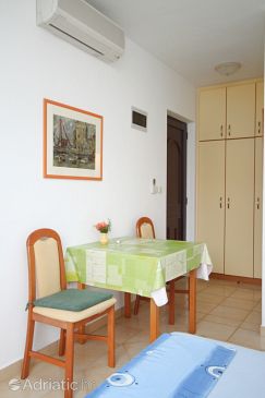 Dining room Pag, Dining room u smještaju tipa studio-apartment, dostupna klima.