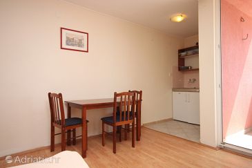 Dining room Metajna, Dining room u smještaju tipa studio-apartment, dopusteni kucni ljubimci i WIFI.