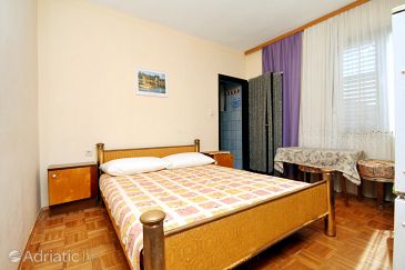 Bedroom Pirovac, Bedroom u smještaju tipa room, dopusteni kucni ljubimci i WIFI.