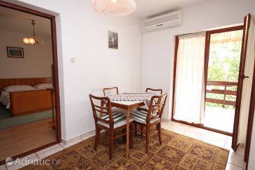 Dining room Maslenica, Dining room u smještaju tipa apartment, dostupna klima.