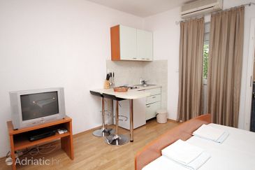 Dining room Makarska, Dining room u smještaju tipa studio-apartment, dopusteni kucni ljubimci i WIFI.