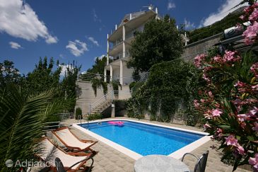 Property - Apartments and Rooms 6828 Property Brela (Makarska) - Accommodation 6828 - Apartments and Rooms with pebble beach.