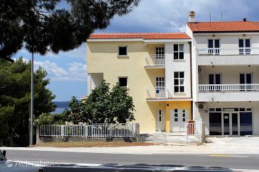 Property - Apartments and Rooms 6870 Property Baška Voda (Makarska) - Accommodation 6870 - Apartments and Rooms with pebble beach.