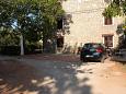 Parking lot - Apartments 7003 Parking lot Barići (Umag) - Accommodation 7003 - Apartments with rocky beach.