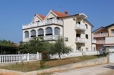 Property - Apartments 7037 Property Novigrad (Novigrad) - Accommodation 7037 - Apartments with pebble beach.