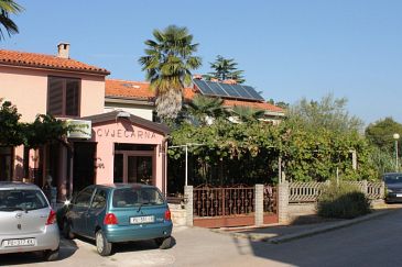 Property - Apartments and Rooms 7053 Property Novigrad (Novigrad) - Accommodation 7053 - Apartments and Rooms with pebble beach.