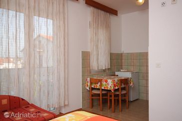 Dining room Pješčana Uvala, Dining room u smještaju tipa studio-apartment, WIFI.