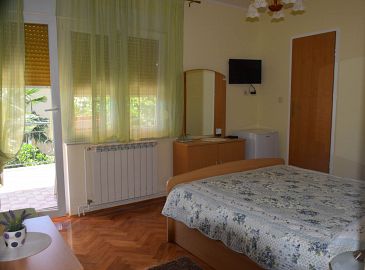 Bedroom Lovran, Bedroom u smještaju tipa room, dostupna klima i WIFI.