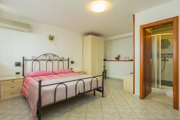 Bedroom Mošćenička Draga, Bedroom u smještaju tipa room, dostupna klima i WIFI.