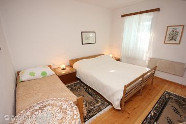 Bedroom Brseč, Bedroom u smještaju tipa room, WIFI.
