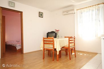 Dining room Banj, Dining room u smještaju tipa apartment, dostupna klima i WIFI.