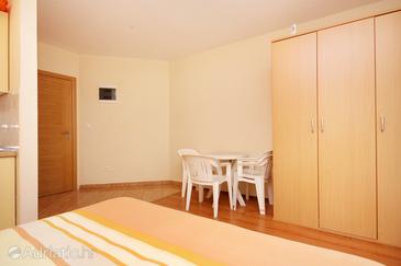 Dining room Turanj, Dining room u smještaju tipa studio-apartment, dopusteni kucni ljubimci i WIFI.