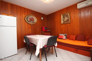 Dining room Arbanija, Dining room u smještaju tipa apartment, dostupna klima, dopusteni kucni ljubimci i WIFI.