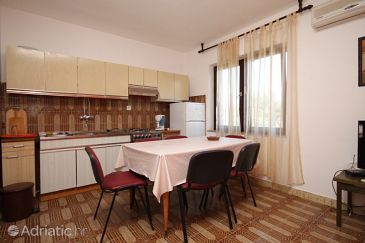 Dining room Arbanija, Dining room u smještaju tipa apartment, dostupna klima, dopusteni kucni ljubimci i WIFI.