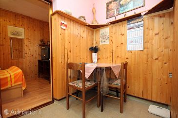 Dining room Medvinjak, Dining room u smještaju tipa studio-apartment, dopusteni kucni ljubimci i WIFI.