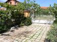 Parking lot Vodice, Vodice, Parking lot 927 - Apartments with pebble beach.