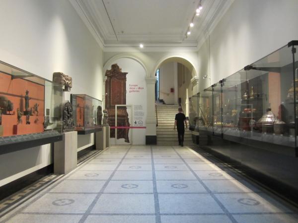 On the left: the door leading down to the Europe Galleries. On the right: the stairs leading up to the British Galleries © Victoria and Albert Museum, London